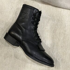 Ariat Men's size 9 wide Black laced Leather heritage kiltie Boots style 32501